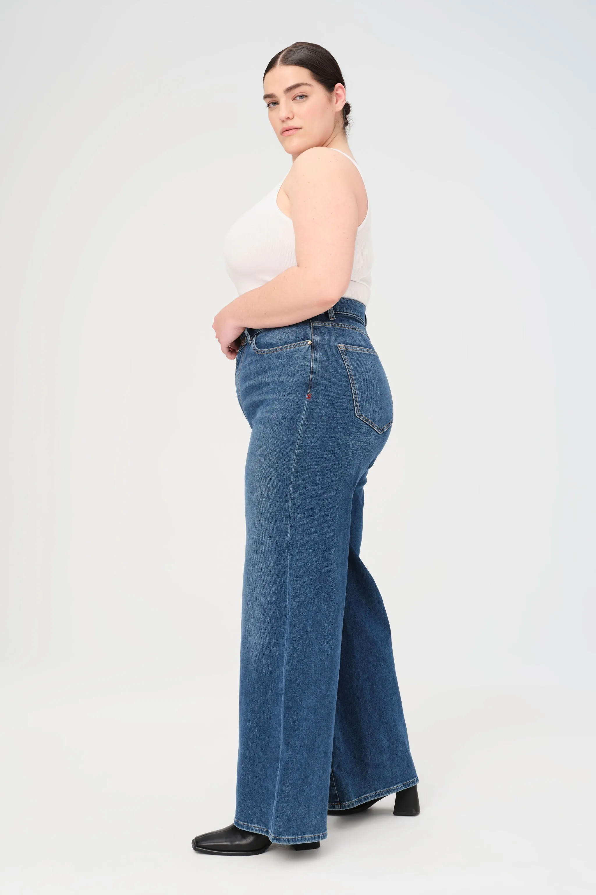 NCE PLUS - RELAXED WIDE LEG JEANS | BLUE EYED